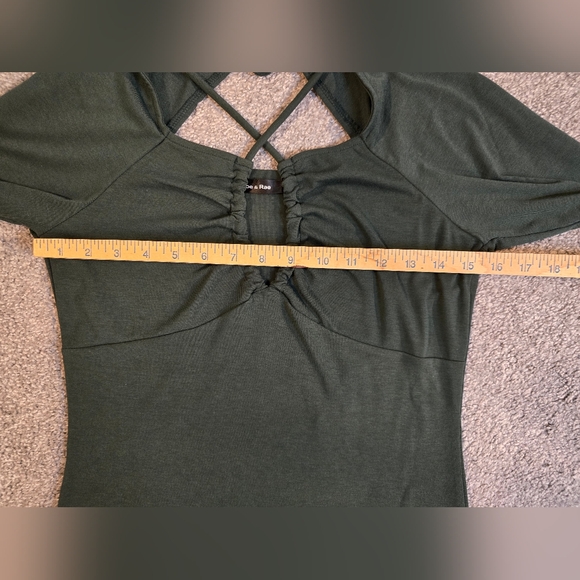 Doe & Rae Dark Green Cut Out Lightweight Top Size Small - Picture 3 of 7